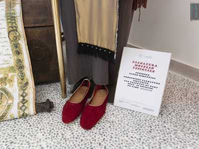 Fanno parte della mise anche l'immancabile bastone pastorale dorato, simbolo del vescovado e le scarpe in tinta con il resto del vestiario realizzate dall'artigiano barese Piero Schettini